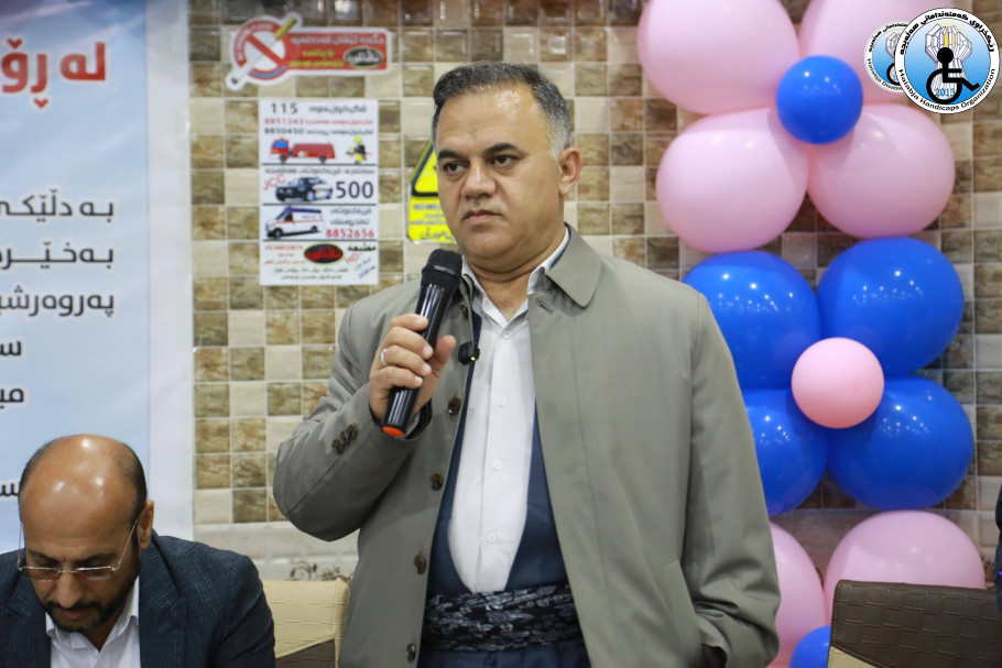 بینینە جیاوازەکانیان و بیستنە جیاوازەکانیان، وامان لێ دەکەن ئێمە هۆشیار بین و وەک خۆیان قبوڵیان بکەین.