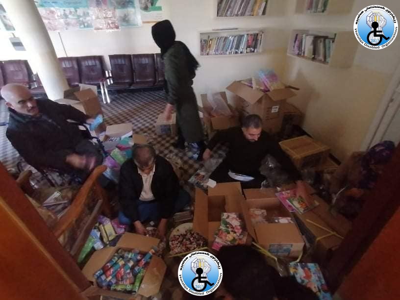 Distribute a stationery package for students