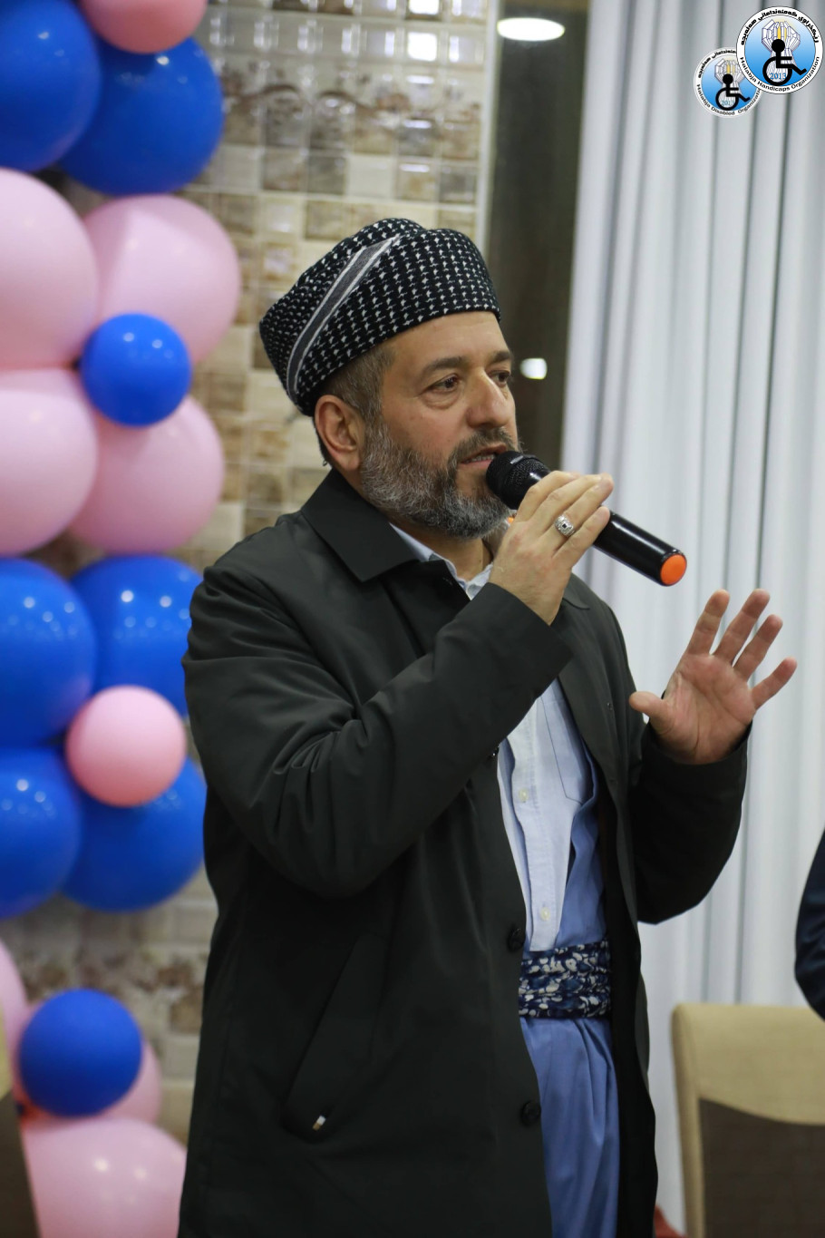 بینینە جیاوازەکانیان و بیستنە جیاوازەکانیان، وامان لێ دەکەن ئێمە هۆشیار بین و وەک خۆیان قبوڵیان بکەین.